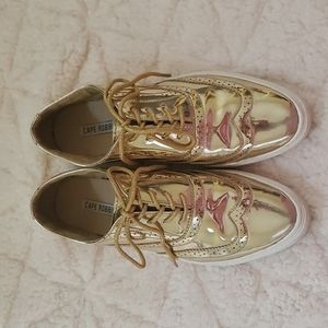 Gold cape Robbin Tennis show size 9